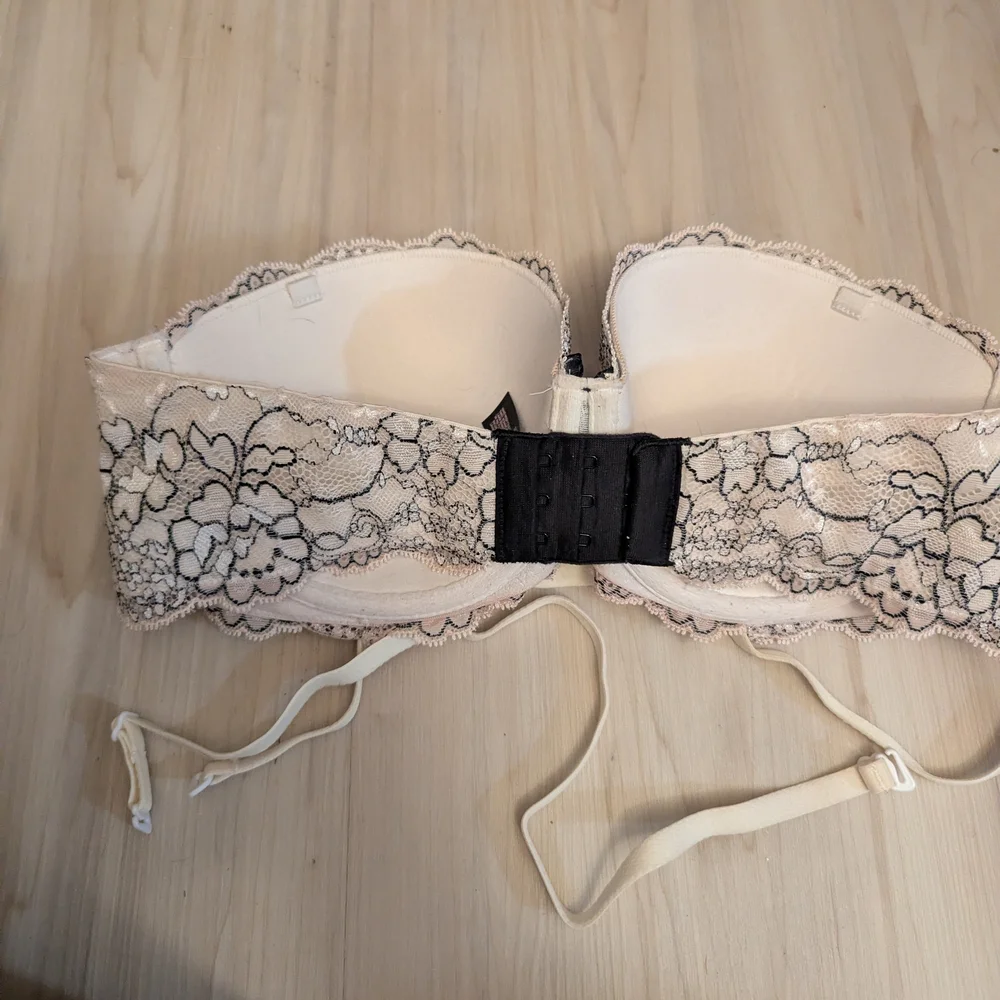 Victoria's Secret Cream and Black Lace Bra - Picture 2 of 3